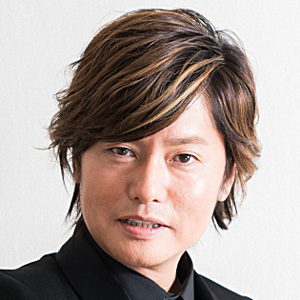 黒いジャケットを着ている声優の森久保祥太郎