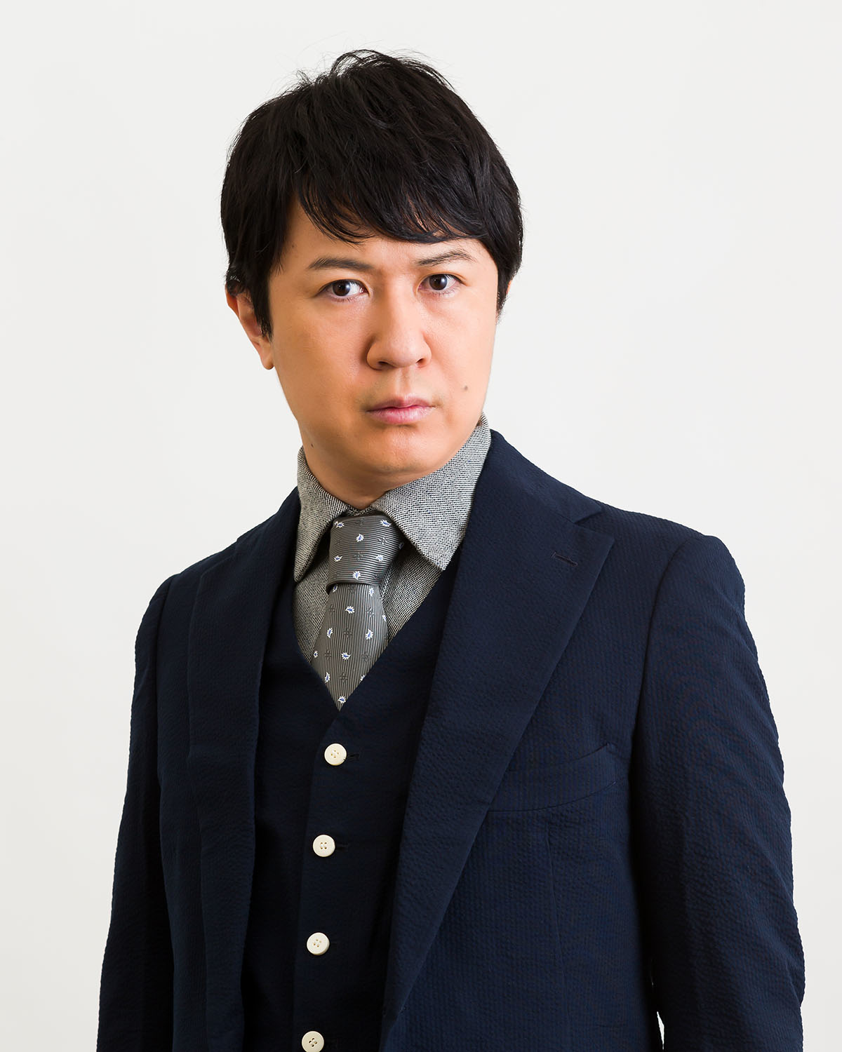 スーツを着ている声優の杉田智和