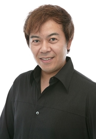 黒いシャツを着ている声優の神奈延年
